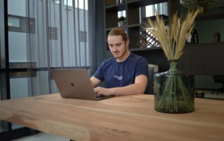 Bram achter een macbook